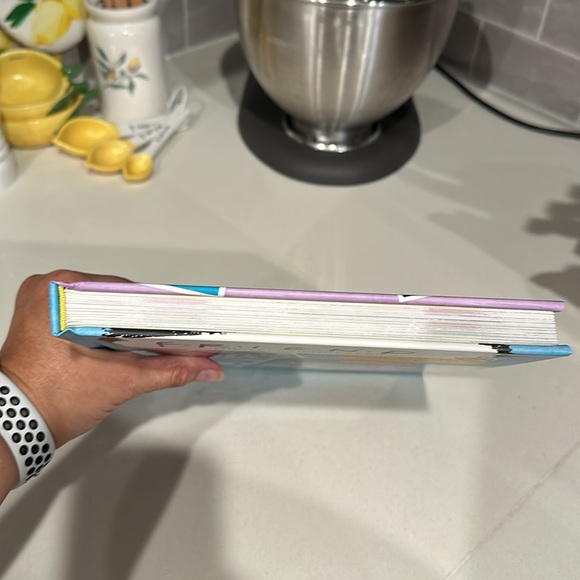 Friends The Official Cookbook NWT - Picture 4 of 6